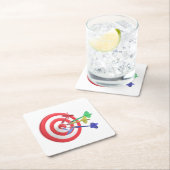 ダーツがダーツボードの中央を打つ スクエアペーパーコースター (インサイチュ)