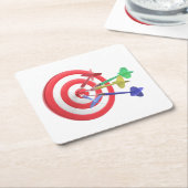 ダーツがダーツボードの中央を打つ スクエアペーパーコースター (アングル)