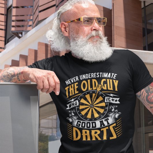 ダーツが得意なオールドガイおもしろい- Dart Tシャツ
