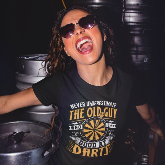 ダーツが得意なオールドガイおもしろい- Dart Tシャツ
