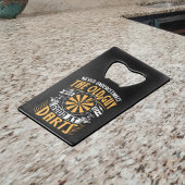 ダーツが得意な老人を決して過小評価しない クレジットカード栓抜き