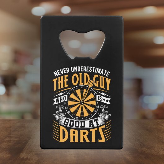 ダーツが得意な老人を決して過小評価しない クレジットカード栓抜き