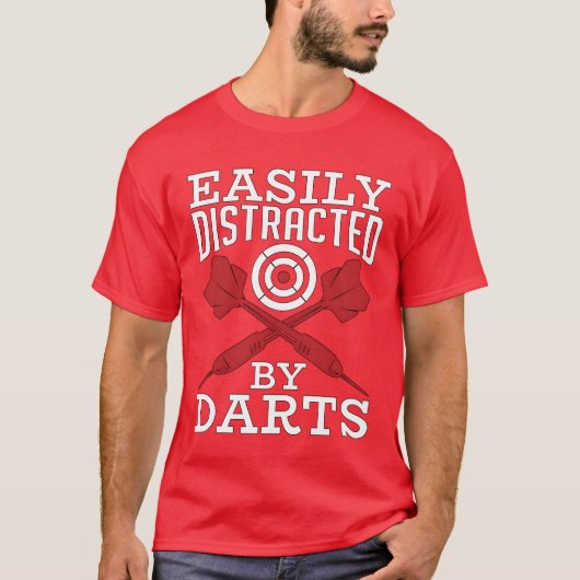 ダーツの的の中心に簡単に気を取られるスポーツ観戦 Tシャツ (正面)