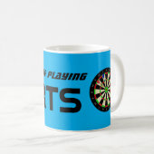 ダーツをプレイ中であるべき コーヒーマグカップ (正面右)