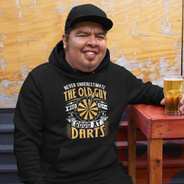 ダーツを愛する老人 – 皮肉なダーツユーモア パーカ