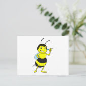 ダーツを投げるハチ ポストカード (スタンド正面)