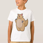 ダーツを持つダーツプレーヤーとしての猫 Tシャツ (正面)