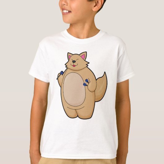 ダーツを持つダーツプレーヤーとしての猫 Tシャツ (正面)