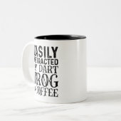 ダーツカエルやコーヒーに気を取られる ツートーンマグカップ (正面左)