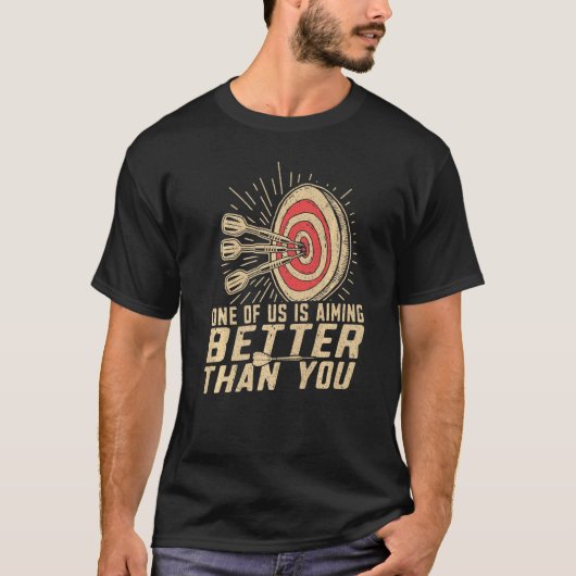 ダーツプレイヤーダーツがあなたより良い目標 Tシャツ (正面)