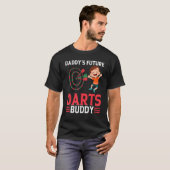 ダーツプレーヤー男子 ダディの将来のダーツ友達 Tシャツ (正面フル)