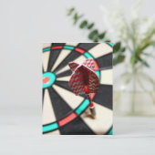 ダーツ市松模様にボードの赤いダーツ ポストカード (スタンド正面)