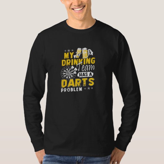ダーツ私の飲みチームはダーツの問題を持っている Tシャツ (正面)