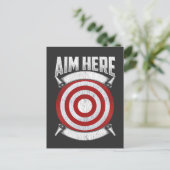 ダーツ選手がブルズイ・アックス投擲目標を狙う ポストカード (スタンド正面)