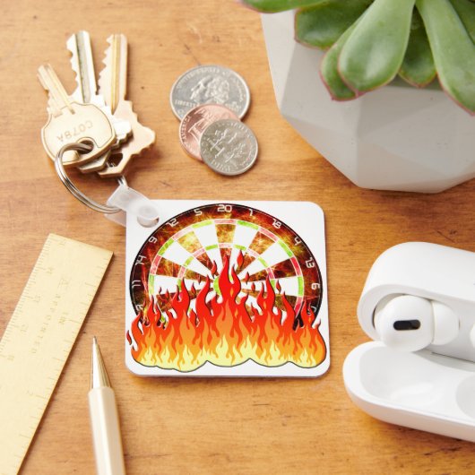 ダーツ、ダーツボード上のゲームで火 キーホルダー (デスク)