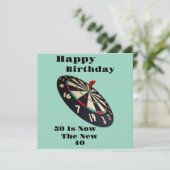 ダーツ: 50が新しい40のフラット誕生日カード カード (スタンド正面)