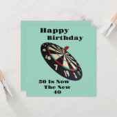ダーツ: 50が新しい40のフラット誕生日カード カード (正面/裏面インサイチュ)