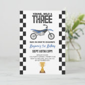 ダーティバイクの3歳の誕生日パーティー Young Wild And Three 招待状 (スタンド正面)