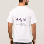 ダーティー30 誕生日 名前 日付 ピンク グレー カリグラフィー Tシャツ (裏面)