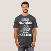ダートバイクで老人を過小評価しない Tシャツ (正面フル)