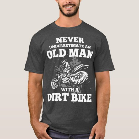 ダートバイクで老人を過小評価しない Tシャツ (正面)