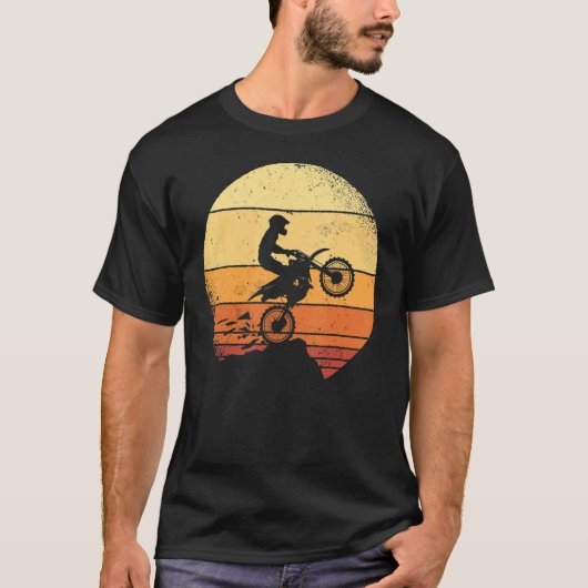 ダートバイクもしくは自転車に乗る人レトロサンセットヴィンテージモトクロスサイクリング Tシャツ (正面)