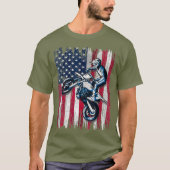ダートバイクアメリカンフラッグモトクロスバイクもしくは自転車に乗る人ギフト4th tシャツ (正面)