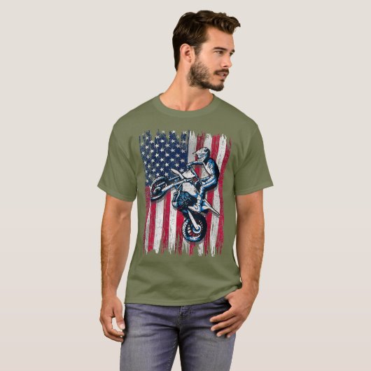 ダートバイクアメリカンフラッグモトクロスバイクもしくは自転車に乗る人ギフト4th tシャツ (正面フル)