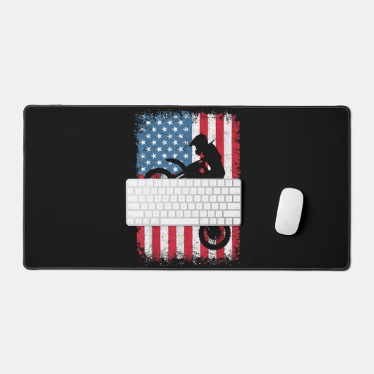 ダートバイクアメリカンフラッグモトクロスバイクもしくは自転車に乗る人メンボーイズV デスクマット (キーボード&マウス)