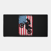 ダートバイクアメリカンフラッグモトクロスバイクもしくは自転車に乗る人メンボーイズV デスクマット (正面)