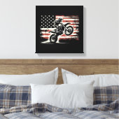 ダートバイクアメリカンフラッグモトクロスバイクもしくは自転車に乗る人ヴィンテージUS キャンバスプリント (インサイチュ (寝室))