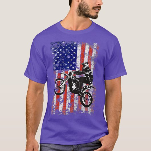 ダートバイクモトクロスバイクもしくは自転車に乗る人アメリカ国旗USA 4日 Tシャツ (正面)