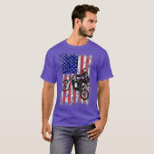 ダートバイクモトクロスバイクもしくは自転車に乗る人アメリカ国旗USA 4日 Tシャツ (正面フル)