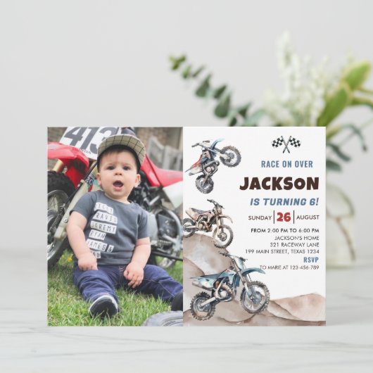 ダートバイクレースボーイ誕生日パーティフォト招待状 招待状 (スタンド正面)
