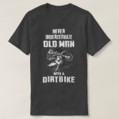 ダートバイクChを持つ老人を決して過小評価しない Tシャツ (デザイン正面)