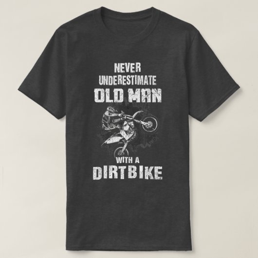 ダートバイクChを持つ老人を決して過小評価しない Tシャツ (デザイン正面)
