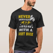 ダートバイクMを持つ老人を決して過小評価しない Tシャツ (正面)