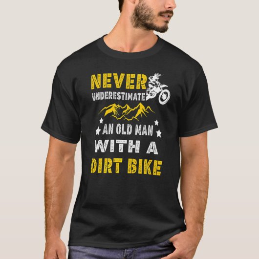 ダートバイクMを持つ老人を決して過小評価しない Tシャツ (正面)