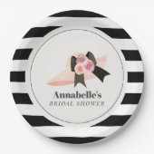 ダービースタイルの大きなピンクの帽子とバラのブライダルシャワー ペーパープレート (正面)