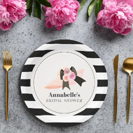 ダービースタイルの大きなピンクの帽子とバラのブライダルシャワー ペーパープレート