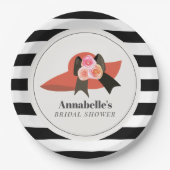 ダービースタイルの大きな赤い帽子とバラのブライダルシャワープレート ペーパープレート (正面)