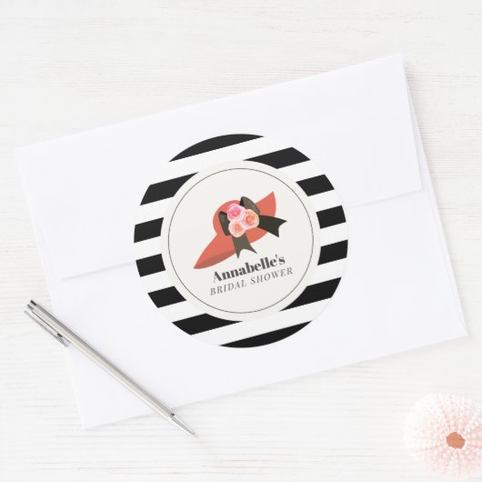 ダービースタイルの大きな赤い帽子とバラのブライダルシャワー ラウンドシール (封筒)