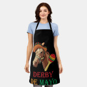 ダービーマヨケンタッキー競馬ソンブレロメキシコ エプロン (着用した状態)