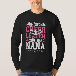 チアリーダーである孫娘を誇りに思うおばあちゃん Tシャツ
