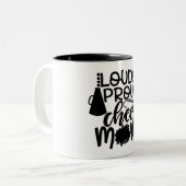 「チアリーダーの誇りを持ったママ」のマグカップ ツートーンマグカップ (正面左)