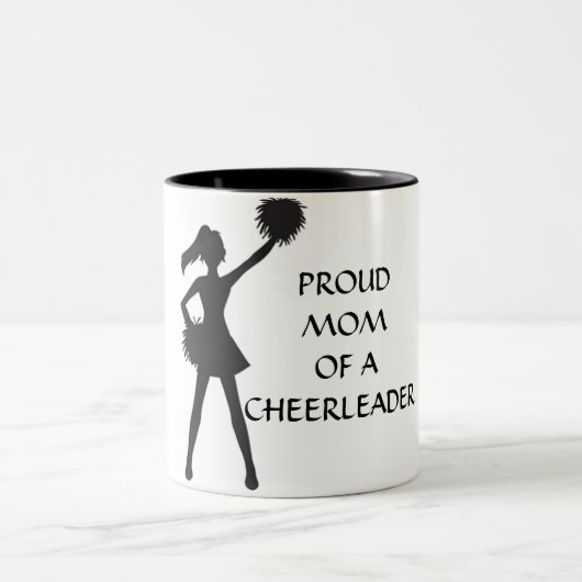 「チアリーダーの誇りを持ったママ」のマグカップ ツートーンマグカップ (中央)