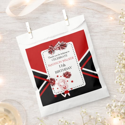 チアリーダー誕生日パーティー赤、黒、白 フェイバーバッグ (クリップ留めされた状態)