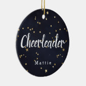 チアリーパーソナライズされたダーのネイビー・ブルーと金ゴールド・スターズ セラミックオーナメント (右)
