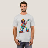 チェアアニメで演奏するギタープレーヤー Tシャツ (正面フル)