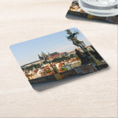 チェコのシャルル橋からのプラハ城の眺め。 スクエアペーパーコースター (アングル)